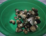 Foto langkah ke 1 dari resep Tumis Jamur Sawit.