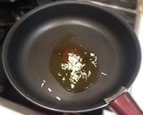 A picture of step 3 of Restaurant-style Crab Cream Pasta with Canned Crabmeat.