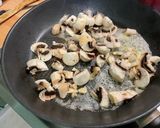 Une image de l'étape 3 de Couronne aux champignons, épinards, tomate et parmesan.