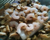 Foto del paso 4 de la receta: Filete de merluza al horno con gambas y champiñones