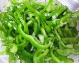 A picture of step 1 of Green Pepper & Ground Meat Rice Topping.