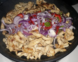Foto del paso 3 de la receta: Fajitas de pechuga de pollo salteadas con ají y cebolla