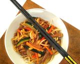 Foto del paso 8 de la receta: Wok de noodles de udon con ternera y verduras