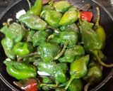 Foto del paso 2 de la receta Pimientos del padrón con ajos y perejil