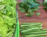 A picture of step 5 of Vietnamese rice pepper rolls with prawns and pork.