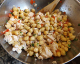 Foto del paso 1 de la receta: Ensalada de garbanzos con atún, espárragos y tomates