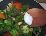 Foto langkah ke 4 dari resep Tumis Brokoli Jamur Wortel.