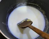 A picture of step 2 of Chicken white sauce pasta.
