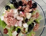 Foto del passaggio 2 della ricetta Insalata di fave crude con tonno, feta, cetriolo, ravanelli e olive nere