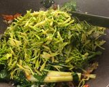 Foto langkah ke 4 dari resep Tumis bunga pepaya daun melinjo.