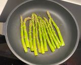 Foto del paso 1 de la receta: Espárragos a la plancha con huevo y jamón