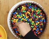 صورة لخطوة 7 من وصفة تزيين كيكة الكيت كات