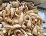 लसूण सुकवणी (Dry Garlic Recipe In Marathi) रेसिपी स्टेप 1 फोटो 