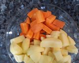 Hình bước làm 2 của món Thịt bò hầm khoai tây, cà rốt