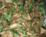 Foto langkah ke 2 dari resep Tumis buncis suwir ayam.