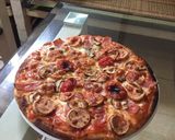Hình bước làm 4 của món Pizza xúc xích thịt nguội