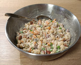 Foto del paso 4 de la receta: Ensaladilla de pilaf con garbanzos y salmón marinado