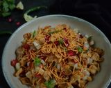 A picture of step 1 of Cornflakes chaat.