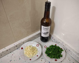 Foto del paso 5 de la receta: Linguines salteados con calamares y almejas al ajillo