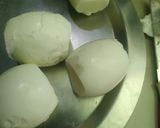 A picture of step 1 of Egg snowballs.