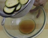 صورة لخطوة 3 من وصفة الطريقة الصحيحة لقلي الباذنجان