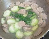 Foto langkah ke 4 dari resep Sop Oyong Bakso.