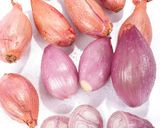 Foto del paso 1 de la receta: Chalotas confitadas al vino tinto y especias