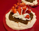Foto del paso 8 de la receta: Pavlova de almendras, dulce de leche, nata y fresas