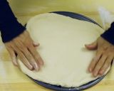صورة لخطوة 2 من وصفة طريقة عمل بيتزا بشكل وردة