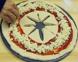 صورة لخطوة 7 من وصفة طريقة عمل بيتزا بشكل وردة