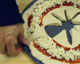 صورة لخطوة 8 من وصفة طريقة عمل بيتزا بشكل وردة