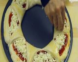 صورة لخطوة 9 من وصفة طريقة عمل بيتزا بشكل وردة