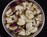 રીંગણ-લીલી ડુંગળીનું શાક (Brinjal-Green Onion Sabji) રેસીપી સ્ટેપ1ફોટો
