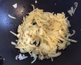 Une image de l'étape 2 de Poêlée de chou cima aux poivrons bicolores et oignons.