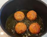 Foto del paso 2 de la receta: Albóndigas en salsa de tomate, pimientos tricolor y calabacín al orégano