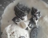 A picture of step 2 of Oreo milkshake.