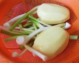 Foto del paso 1 de la receta Tortilla de ajos tiernos y patatas