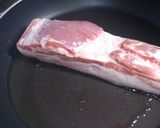 A picture of step 1 of Meltingly Tender Simmered Pork Belly Cubes in a Rice Cooker.