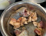 A picture of step 2 of Braised Snakehead Fish with Black Olives.