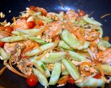 รูปขั้นตอนการทำที่ 4 ของ รวมมิตรผัดไข่กุ้งสด