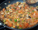 Foto del paso 3 de la receta: Empanada de hojaldre de mejillones y langostinos