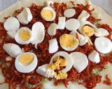 Foto del paso 3 de la receta: Hojaldrado de cebolletas, con queso y chorizo colorado