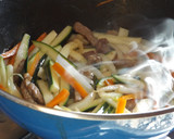 Foto del paso 2 de la receta: Wok de tallarines, carne y verduras