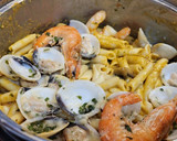 Foto del paso 12 de la receta: Plumas con langostinos, almejas y verduritas