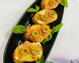 Hình bước làm 5 của món Finger Food 👌4: Bánh mì Olui + cá hồi xông khói “Món bốc tay mới đúng điệu”