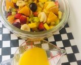 Foto del paso 1 de la receta: Macedonia de Frutas 🍒🍓🥝🍌🍍🌹