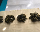 Foto del paso 4 de la receta: Hojaldritos de acelgas silvestres y queso curado