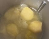 Foto del paso 5 de la receta Crema de calabacín y patata con queso feta y cebolla frita