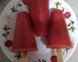 A picture of step 5 of Red Fruity Juicy Popsicles.