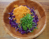 Foto del paso 1 de la receta: Ensalada de col morada con zanahoria